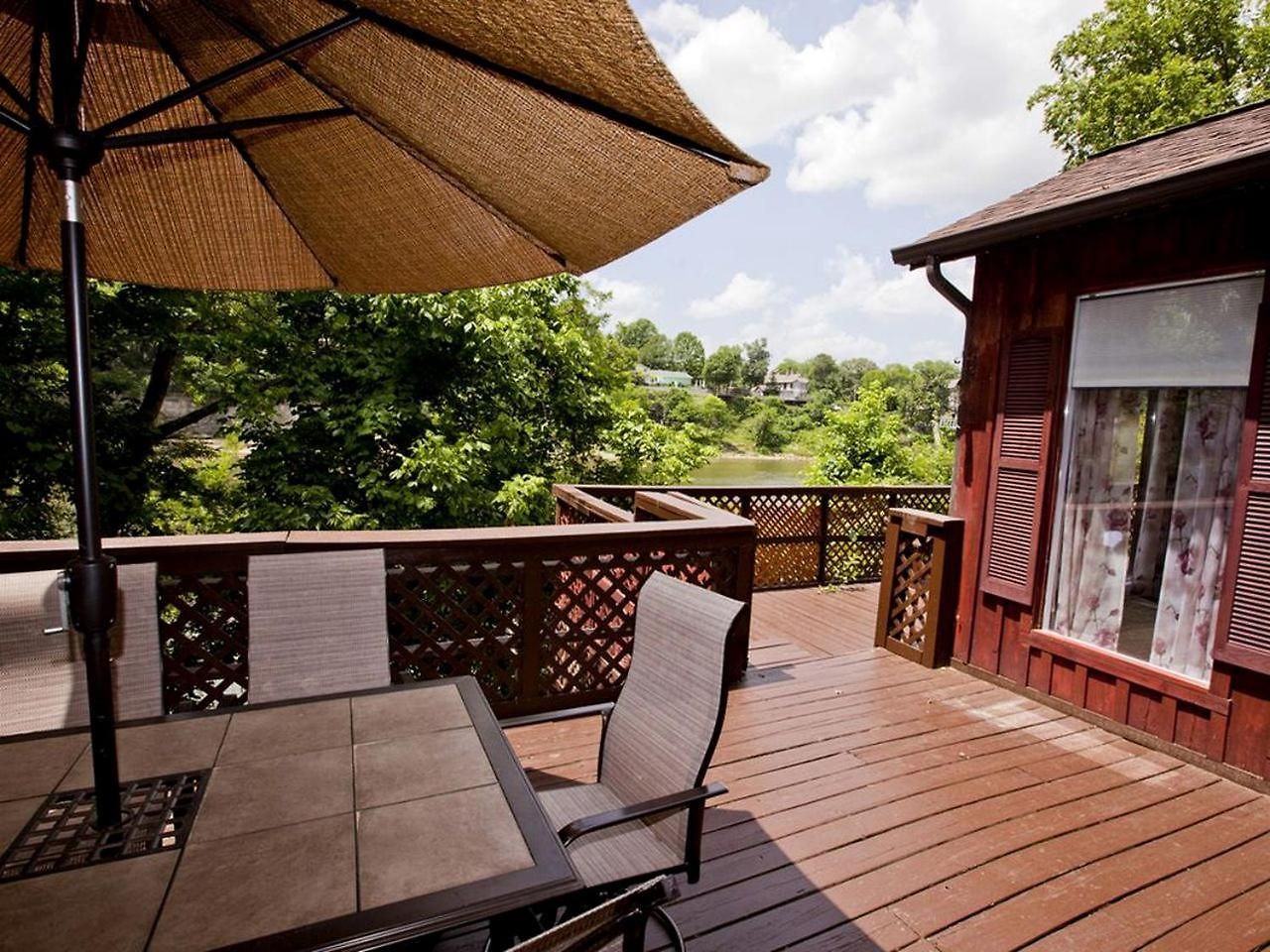 Beautiful Waterfront Vacation Close To Opryland In Nashville, Tennessee Holiday home