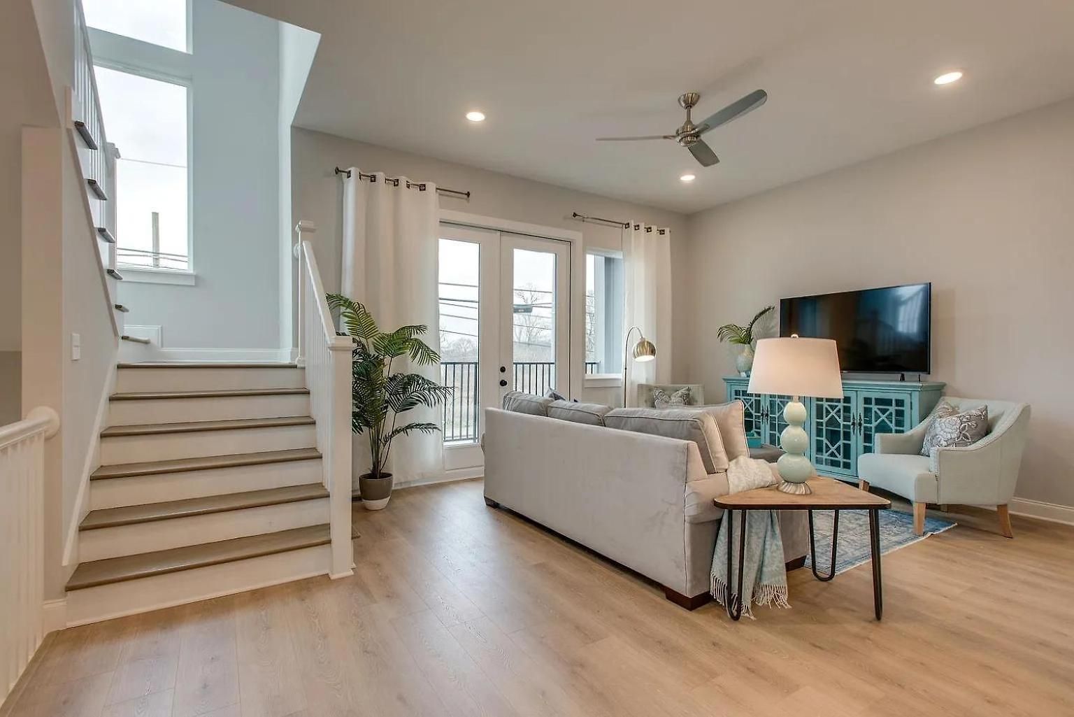 Beautiful Modern Townhome In For Groups & Families *