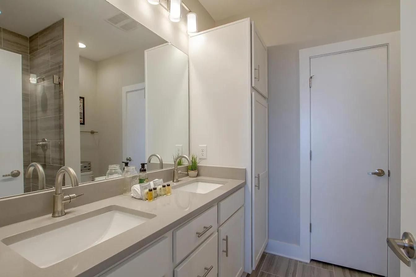 Modern Skyline-view Townhome For Groups Up To 8 Holiday home