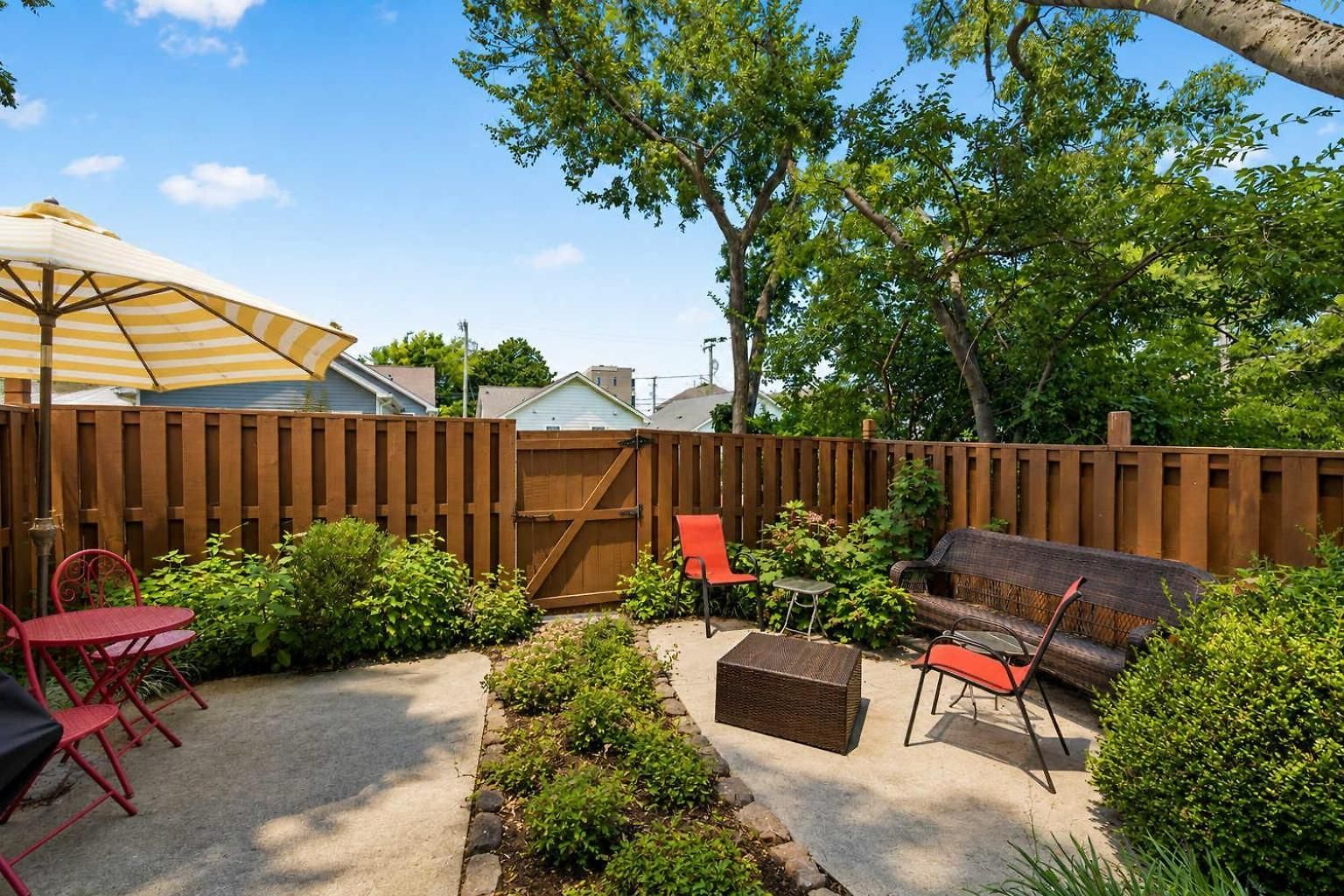 Spacious Townhouse W Exclusive Backyard *