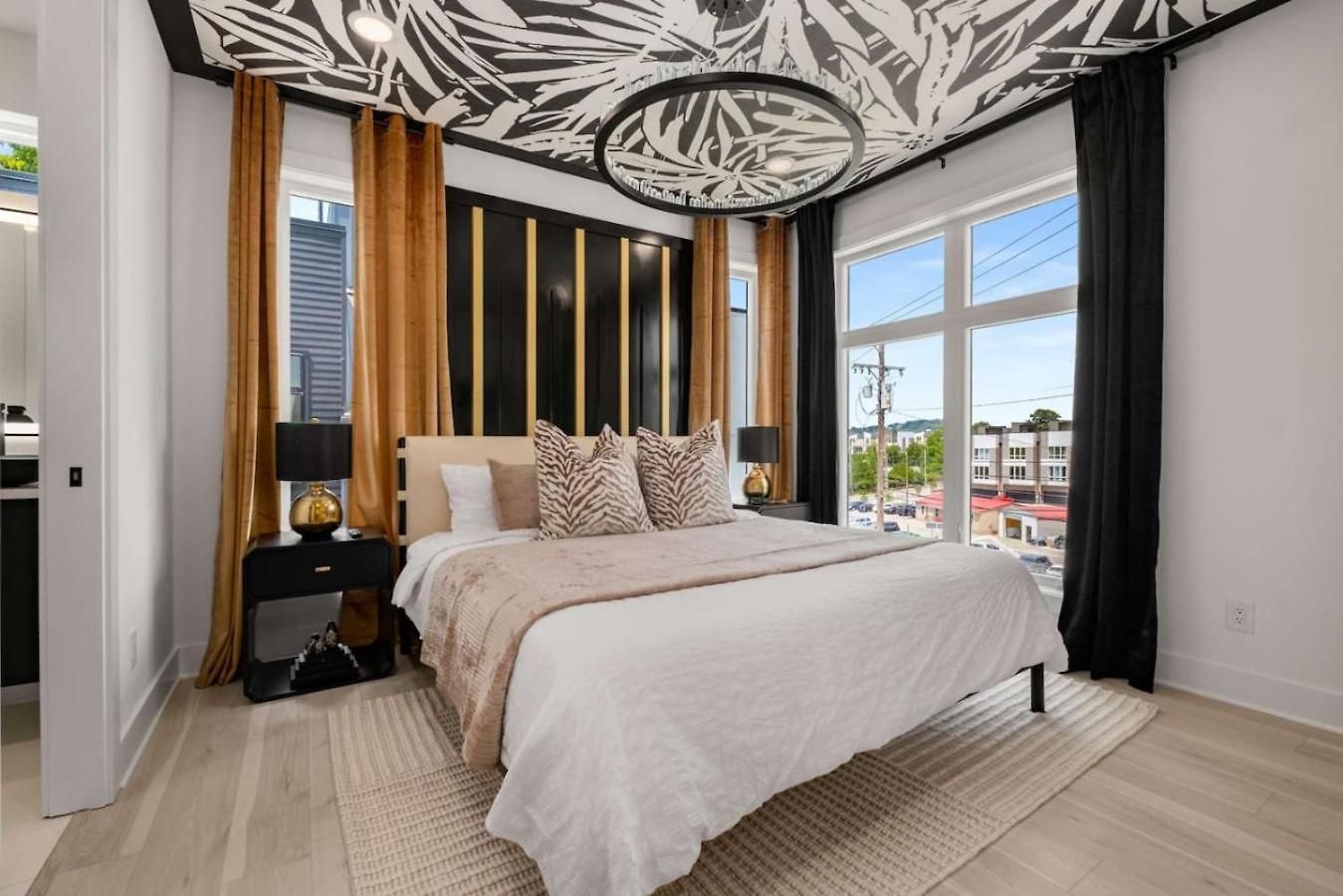 Luxury Living At Velvet And Vinyl Rooftop 6 Beds