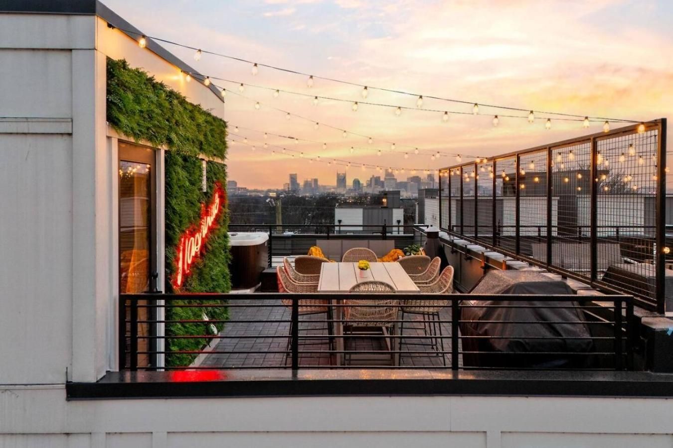 Luxury Downtown Views - Rooftop - Hot Tub - Garage