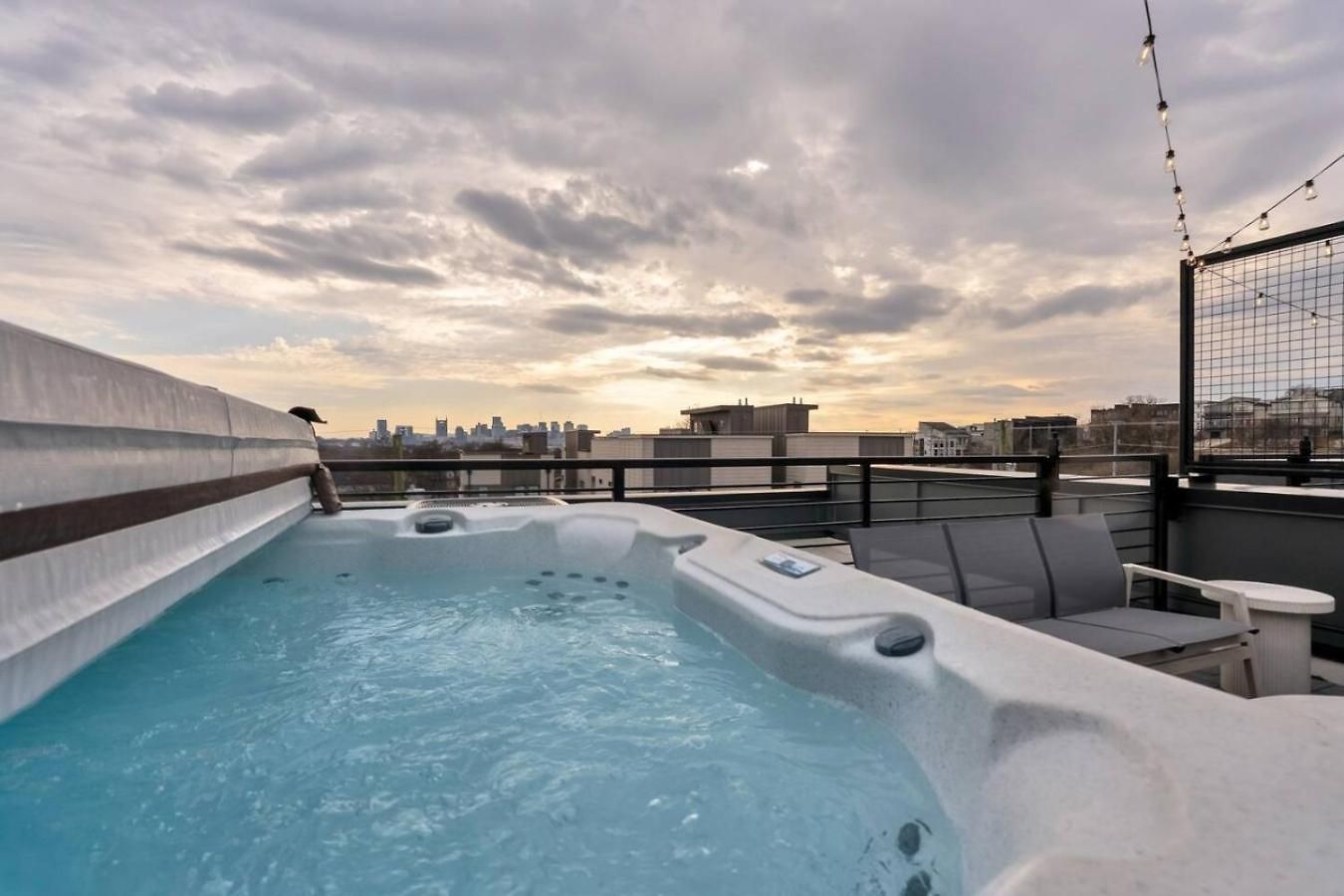 Luxury Downtown Views - Rooftop - Hot Tub - Garage