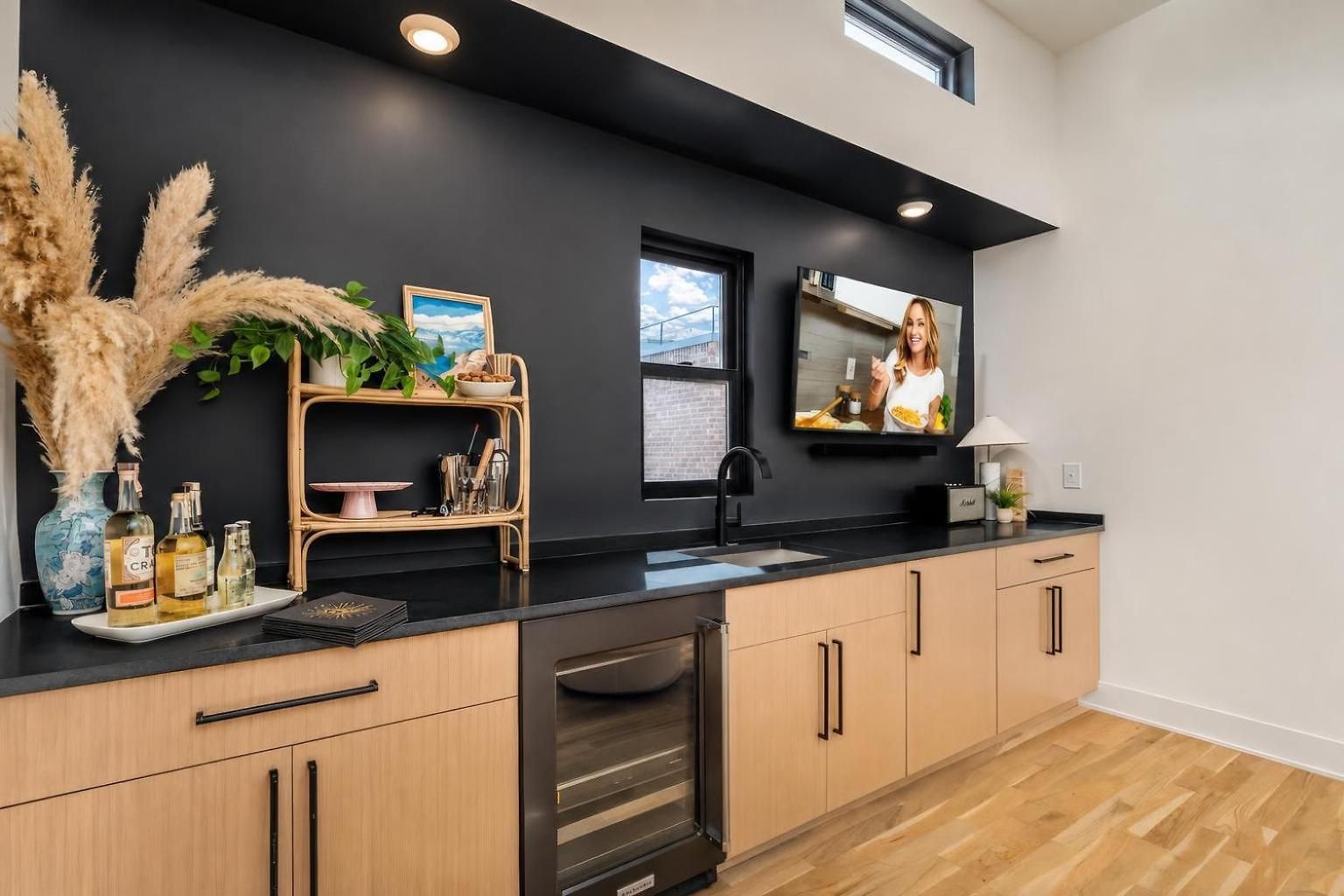 Neon Balcony House - Sleeps 12 Near Broadway