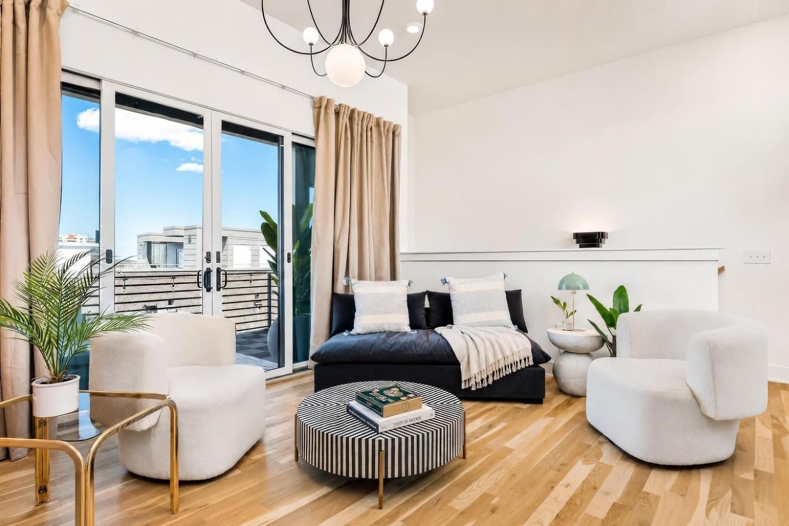 Holiday home Neon Balcony House - Sleeps 12 Near Broadway *
