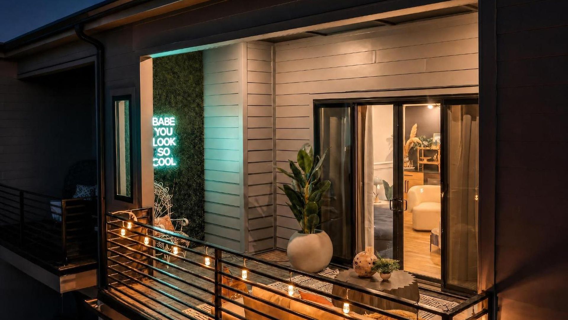 Neon Balcony House - Sleeps 12 Near Broadway Holiday home