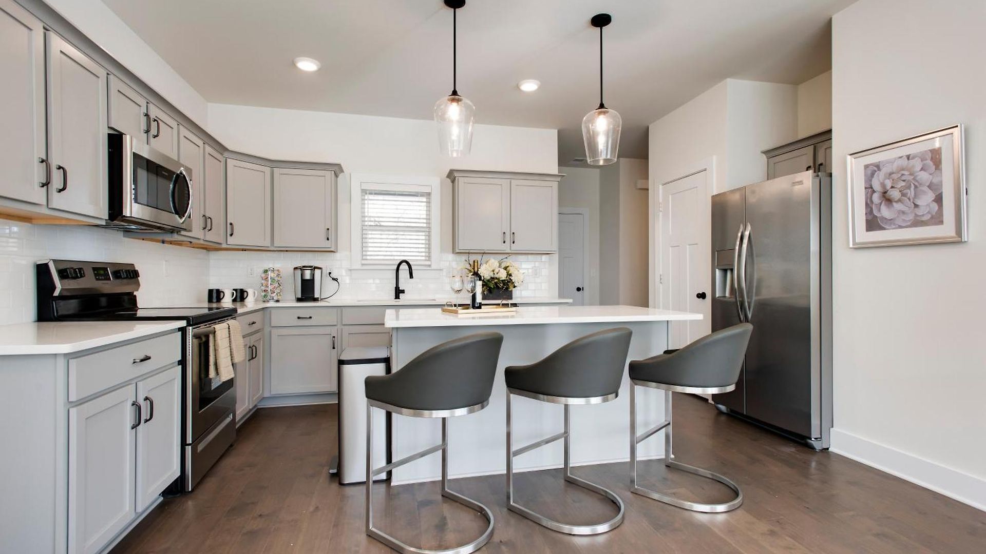 Luxury Three Bedroom Townhouse Near Airport *