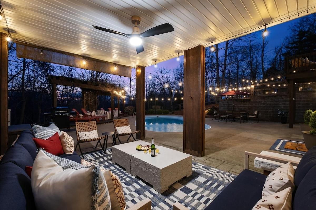 Cedar Peak - Pool Hot Tub & Gym Sleeps 24 Holiday home *