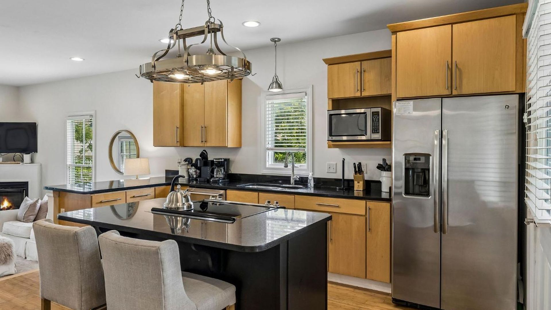 Spacious Townhouse W Exclusive Backyard *