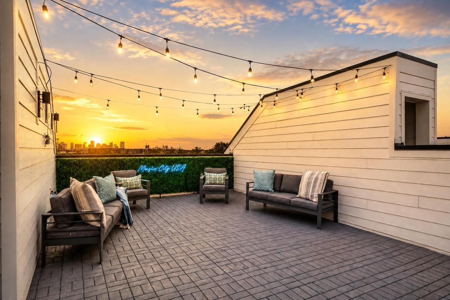 2 Rooftop Homes - Sleeps 24 - Near Geodis Park Holiday home