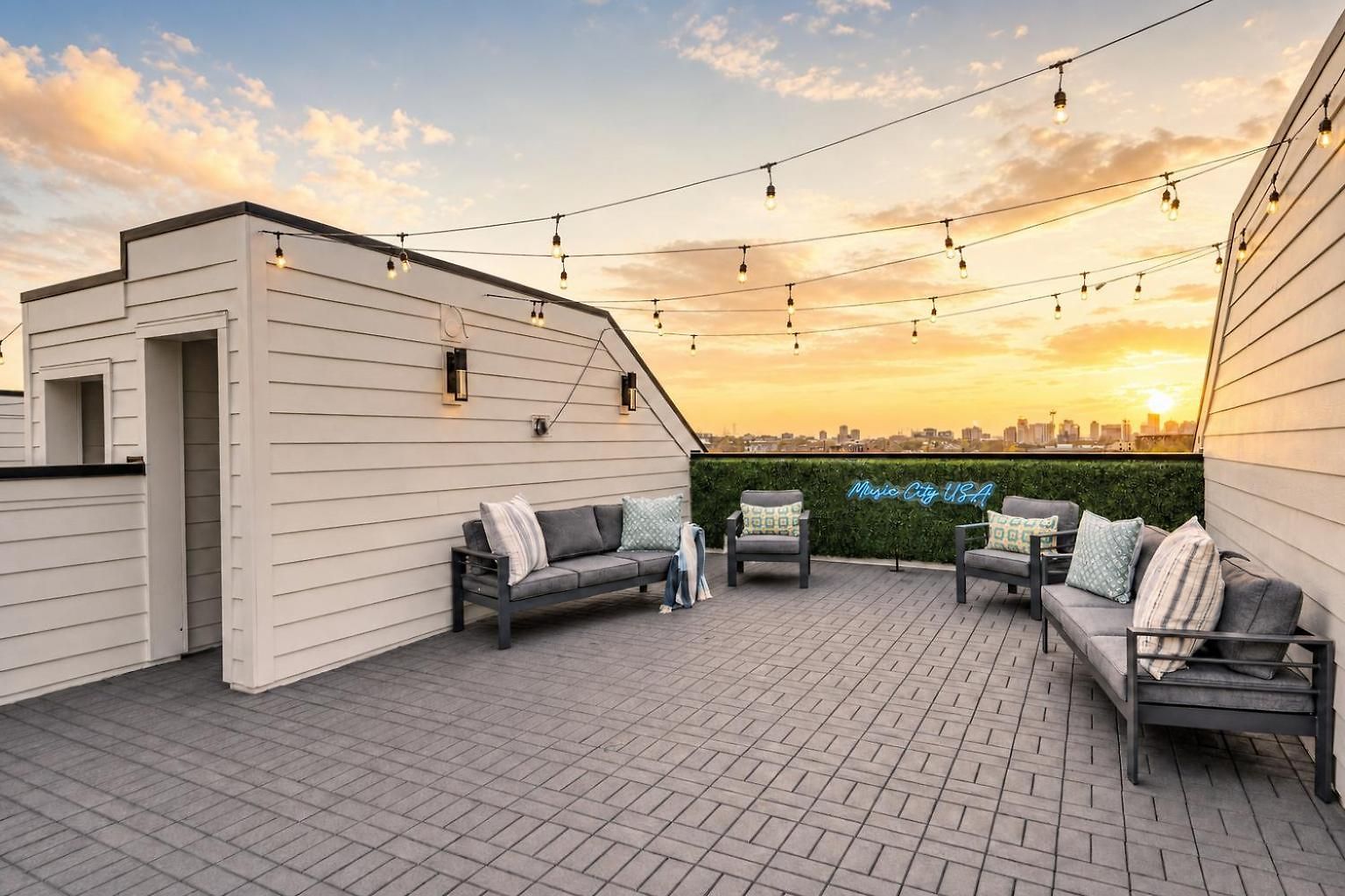 Holiday home 2 Rooftop Homes - Sleeps 24 - Near Geodis Park *