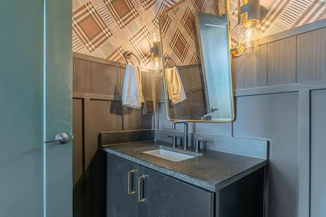 Luxury Downtown Views - Rooftop - Hot Tub - Garage Holiday home