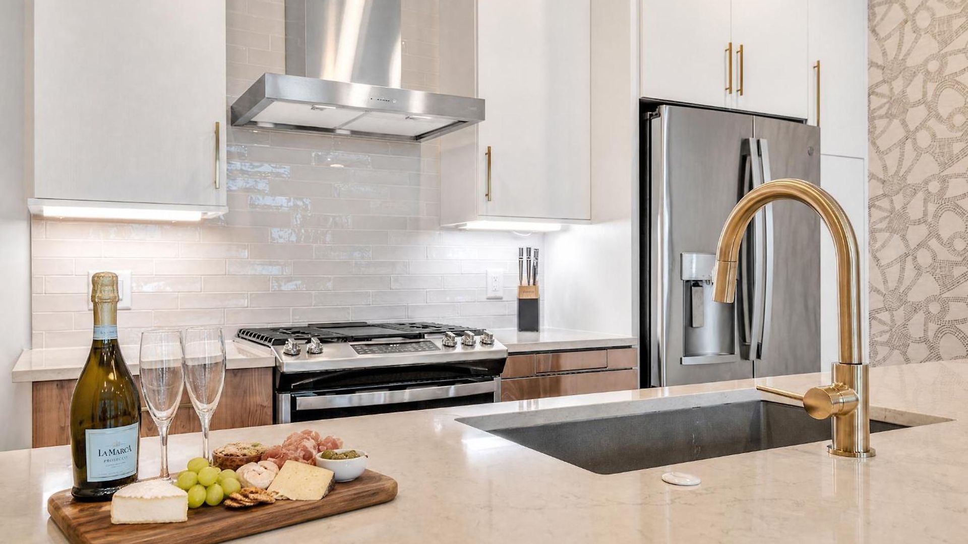 Pet-friendly House Sleeps 12 Near Geodis Park *