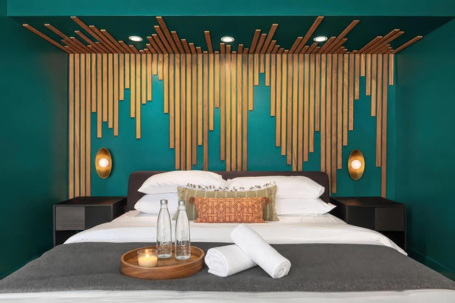 Neon Balcony House - Sleeps 12 Near Broadway