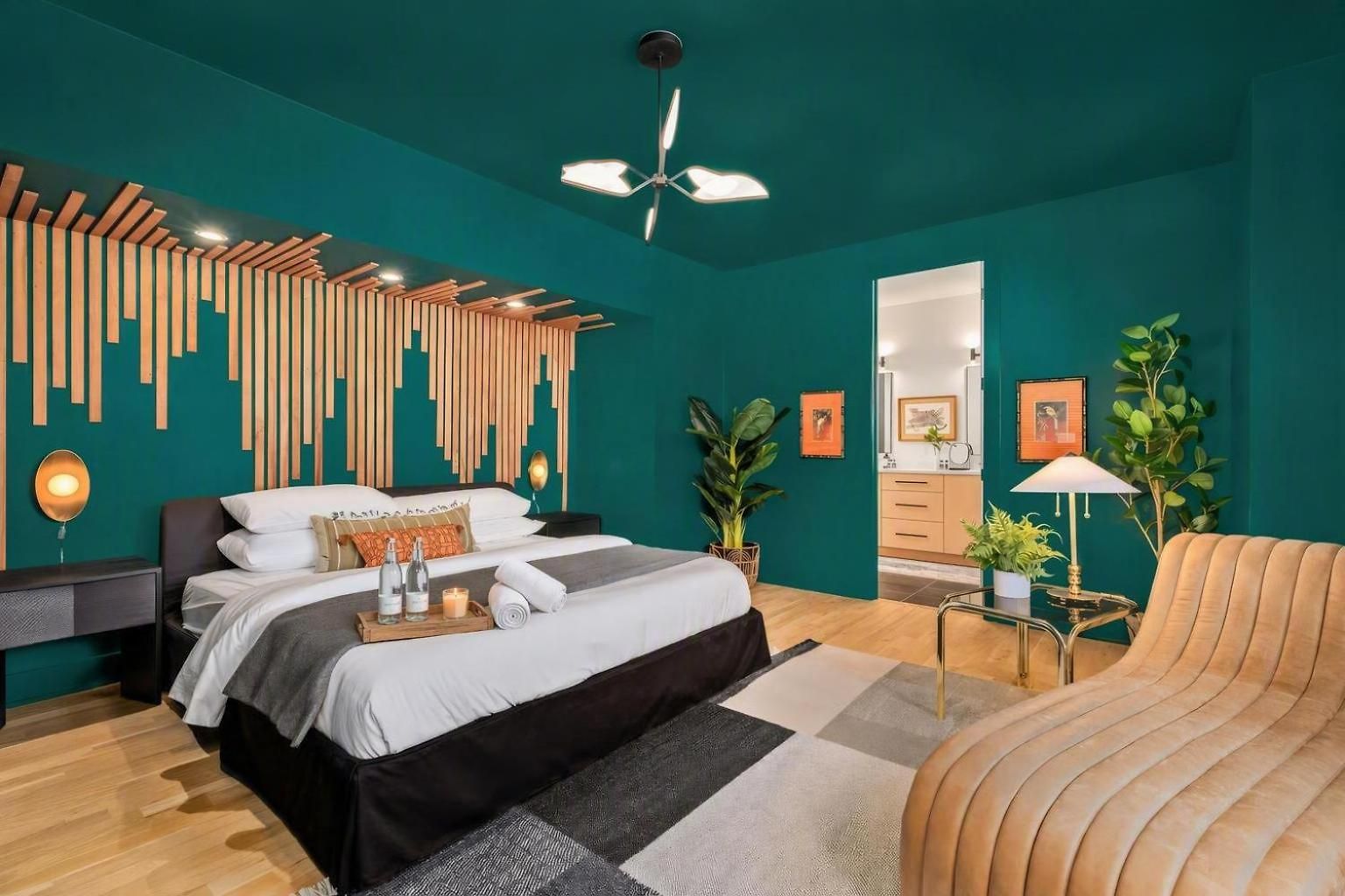Neon Balcony House - Sleeps 12 Near Broadway *