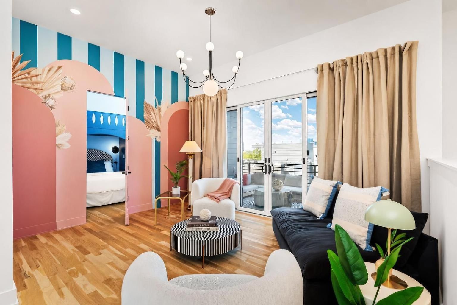 Holiday home Neon Balcony House - Sleeps 12 Near Broadway