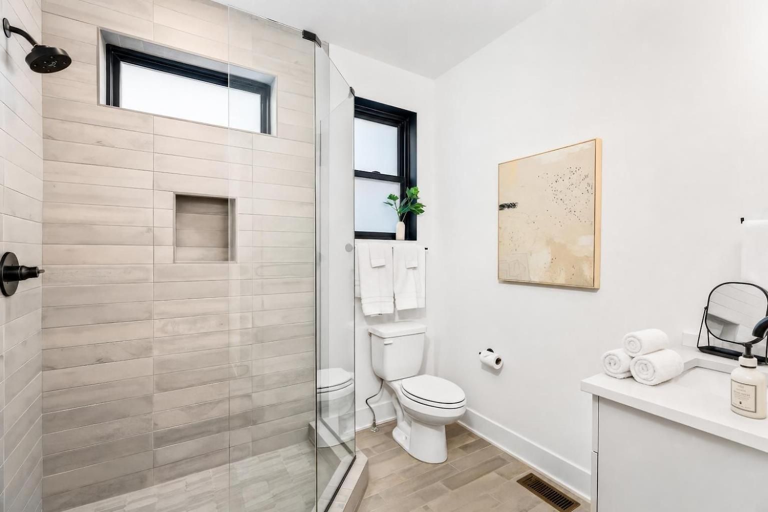 Neon Balcony House - Sleeps 12 Near Broadway