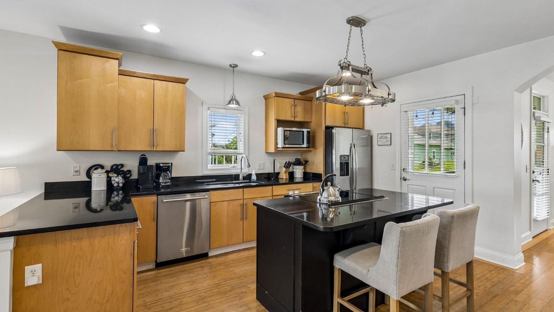 Spacious Townhouse W Exclusive Backyard