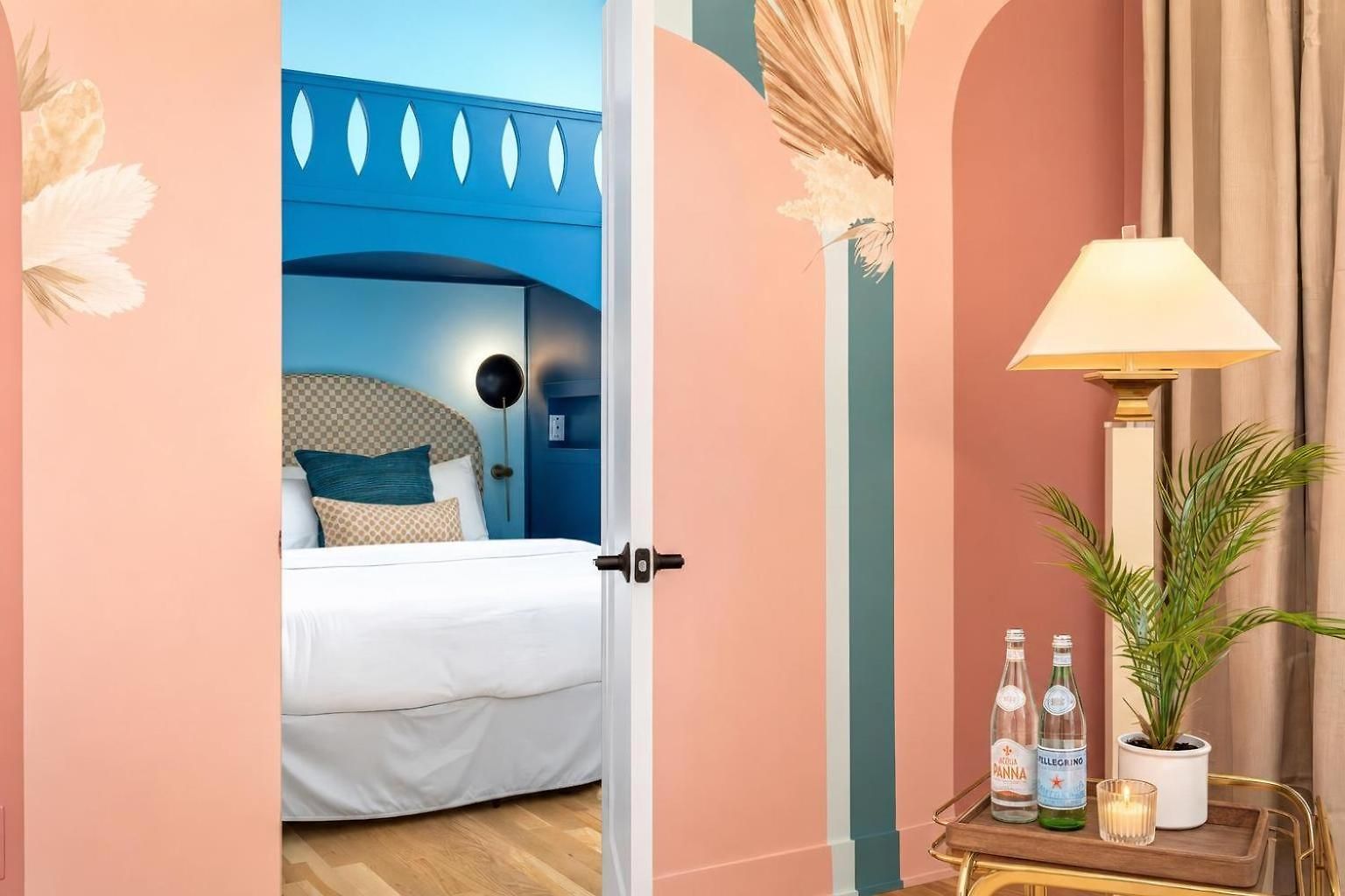 Holiday home Neon Balcony House - Sleeps 12 Near Broadway *