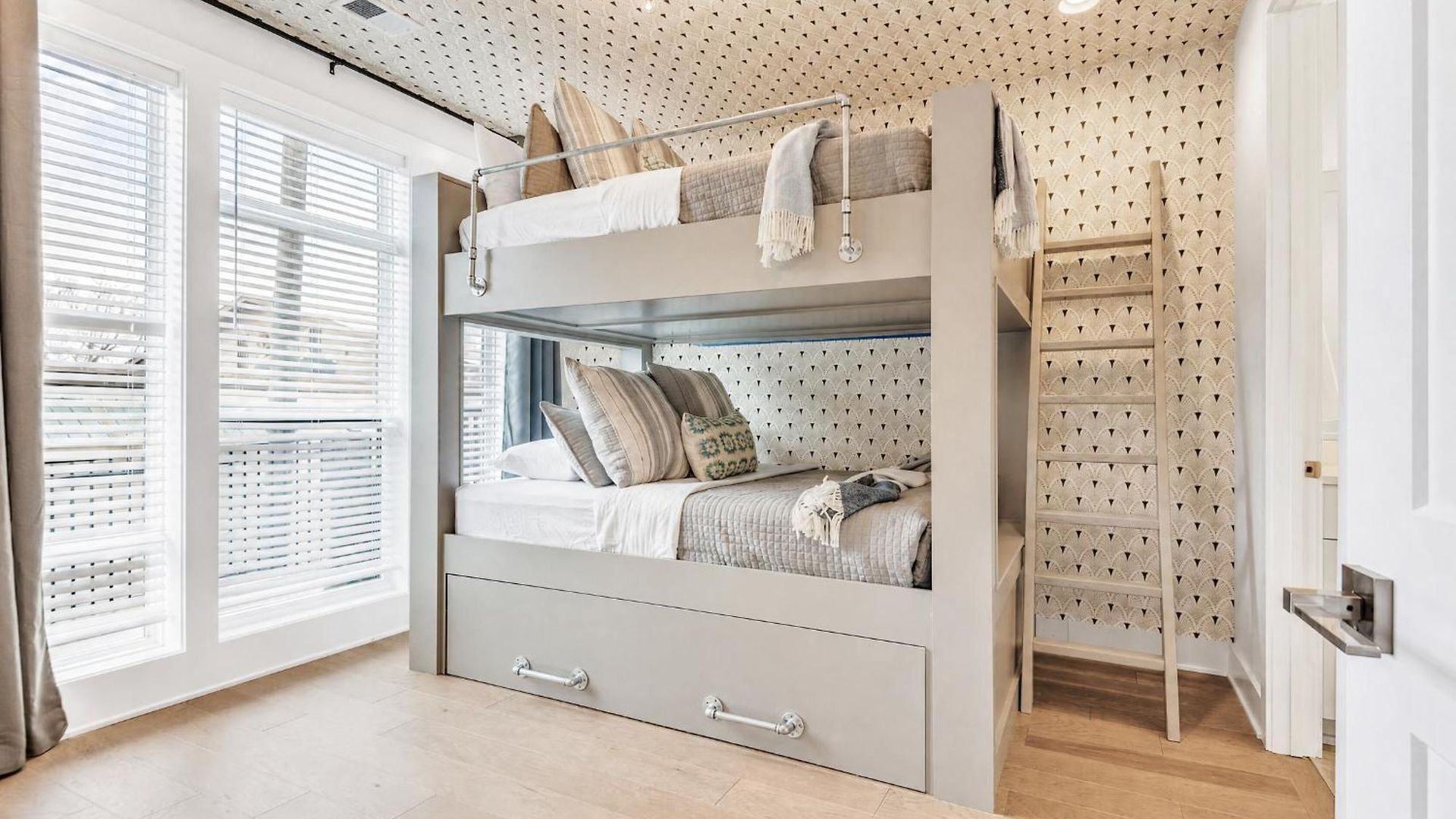 Pet-friendly House Sleeps 12 Near Geodis Park