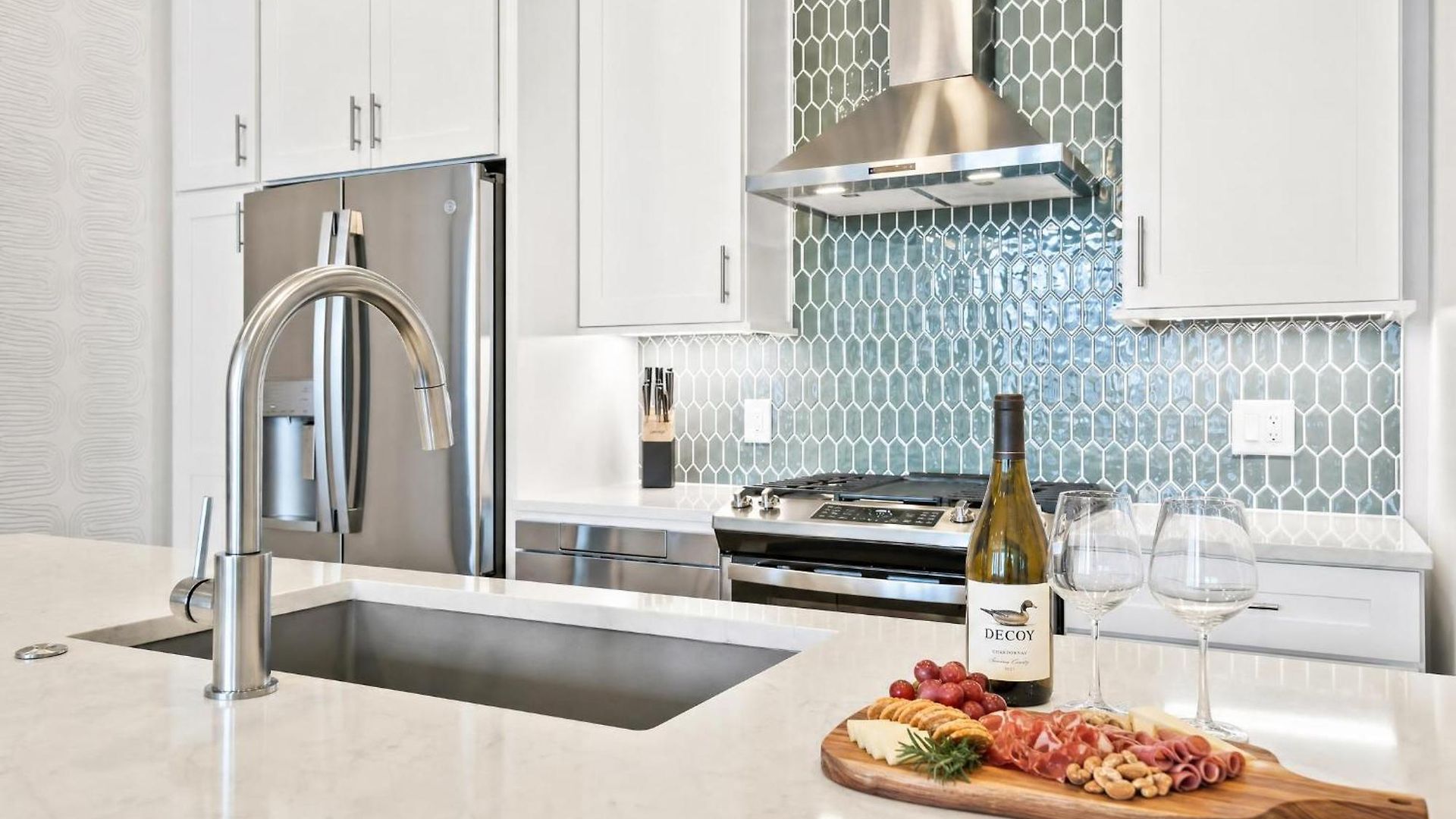Rooftop Deck Townhome Sleeps 12 Near Geodis Park Holiday home