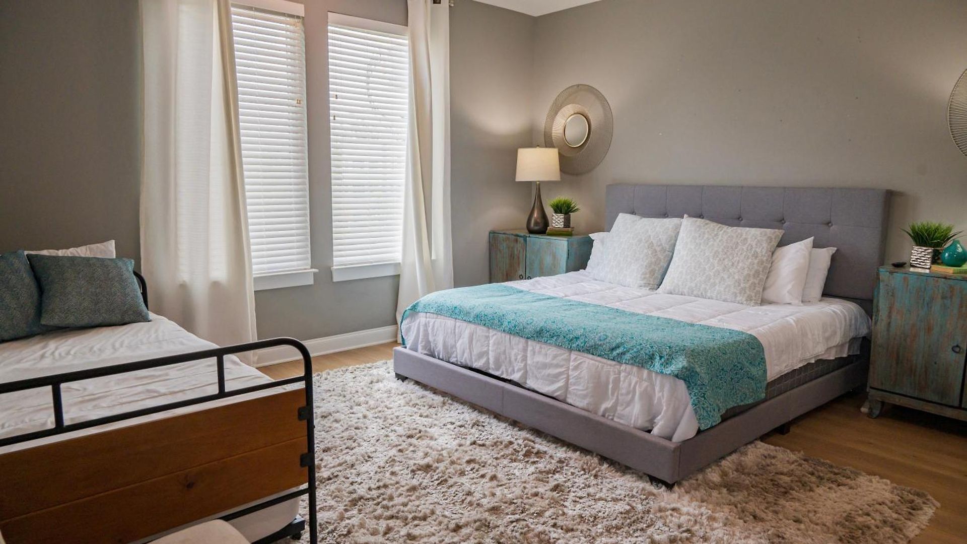 Beautiful Modern Townhome In For Groups & Families