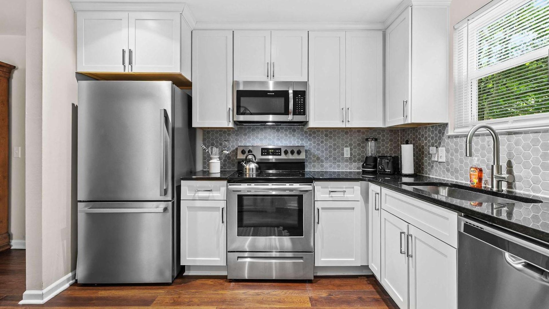 Area 3br With Yard And Workspace *