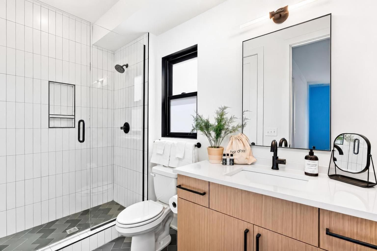 Neon Balcony House - Sleeps 12 Near Broadway Holiday home Nashville