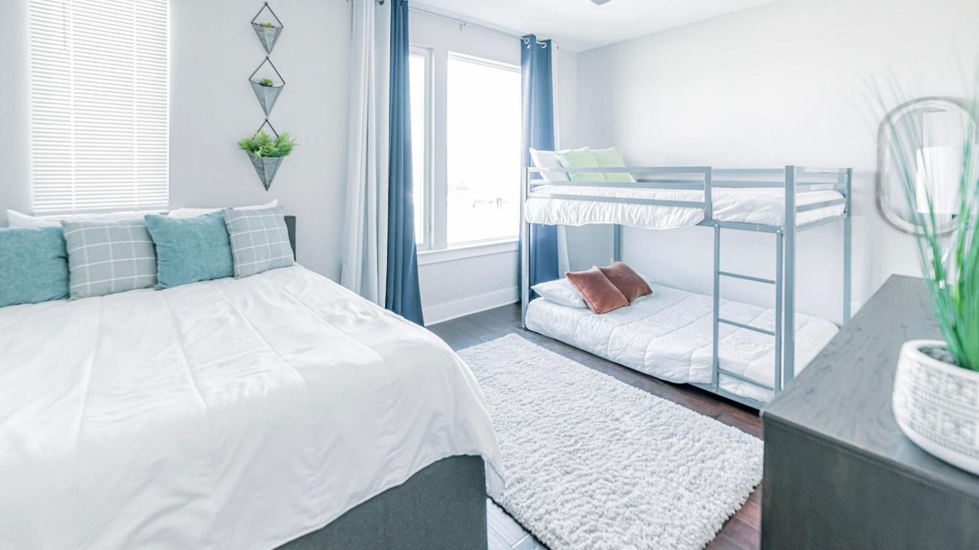 Modern Skyline-view Townhome For Groups Up To 8