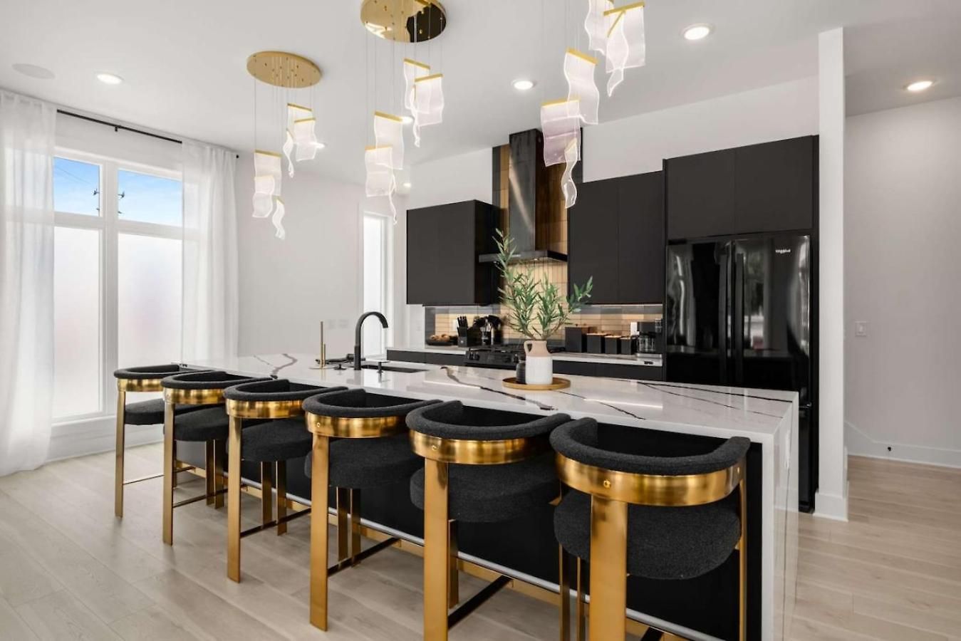 Luxury Living At Velvet And Vinyl Rooftop 6 Beds *