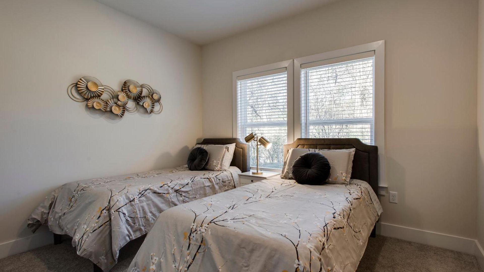 Luxury Three Bedroom Townhouse Near Airport