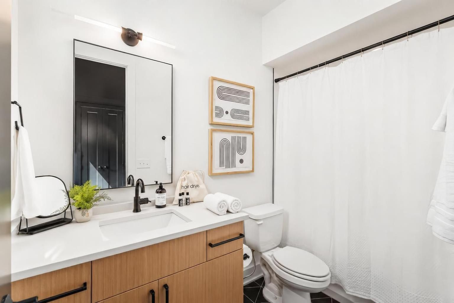 Neon Balcony House - Sleeps 12 Near Broadway *