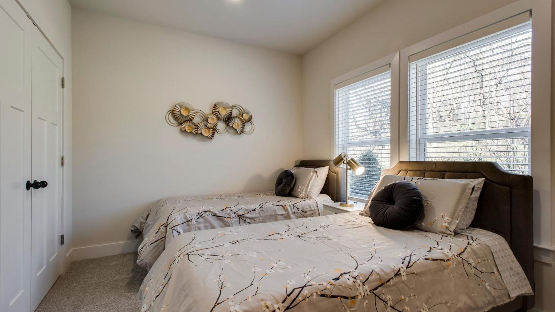Luxury Three Bedroom Townhouse Near Airport Holiday home *