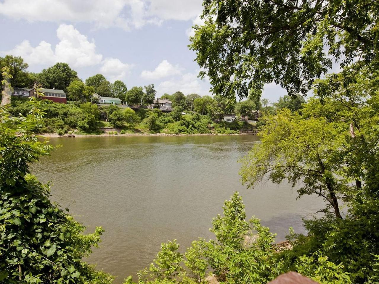 Beautiful Waterfront Vacation Close To Opryland In Nashville, Tennessee Holiday home