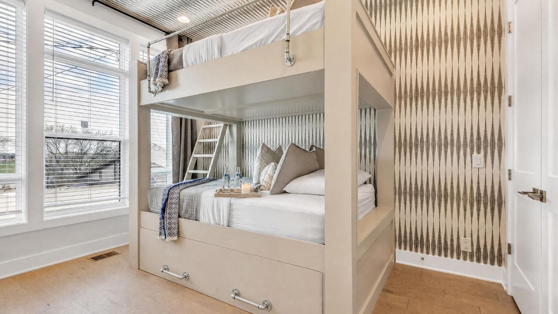 Pet-friendly House Sleeps 12 Near Geodis Park *