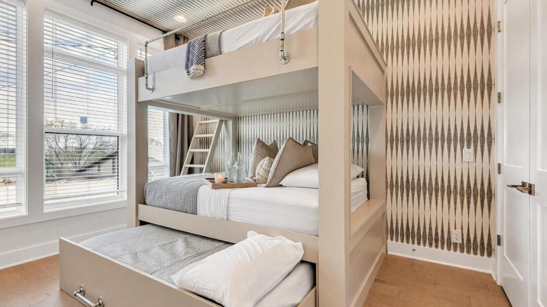 Holiday home Pet-friendly House Sleeps 12 Near Geodis Park