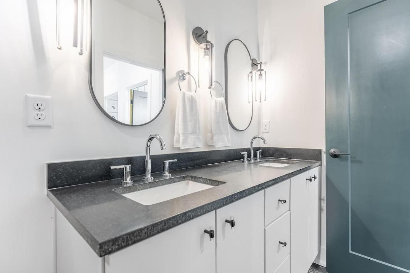 Luxury Downtown Views - Rooftop - Hot Tub - Garage *