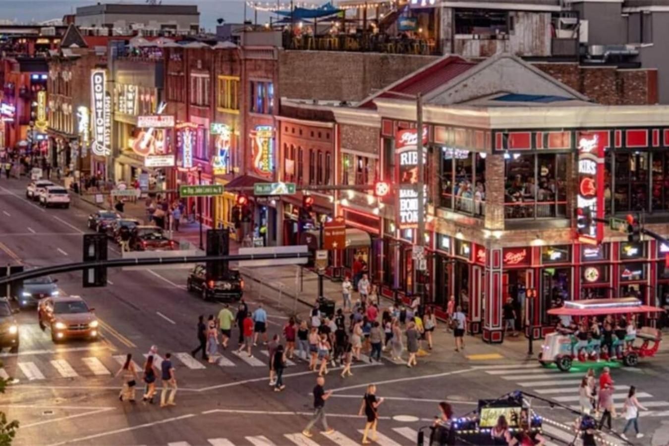 Funk House. Mins To Broadway. Parking * Nashville