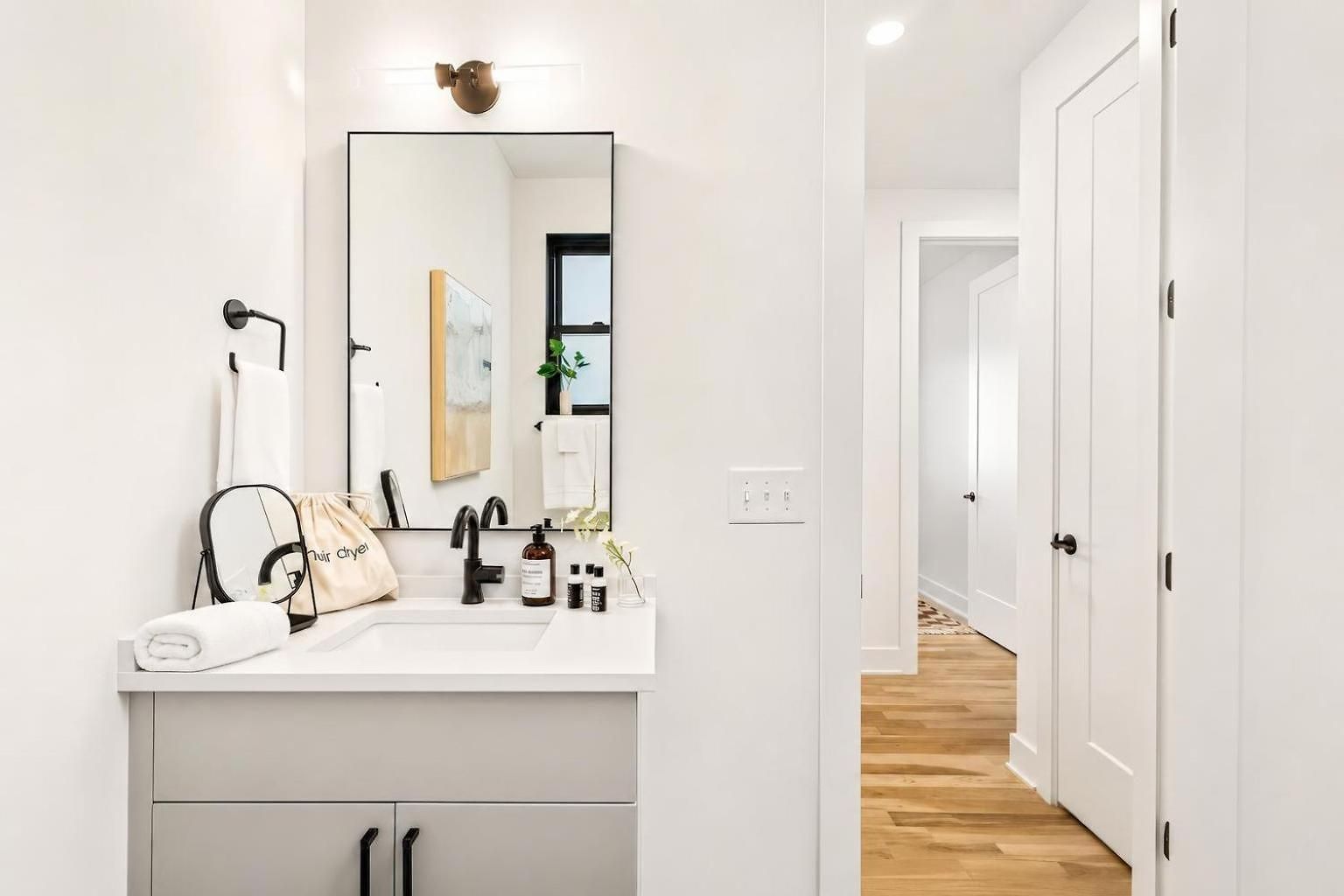 Neon Balcony House - Sleeps 12 Near Broadway *