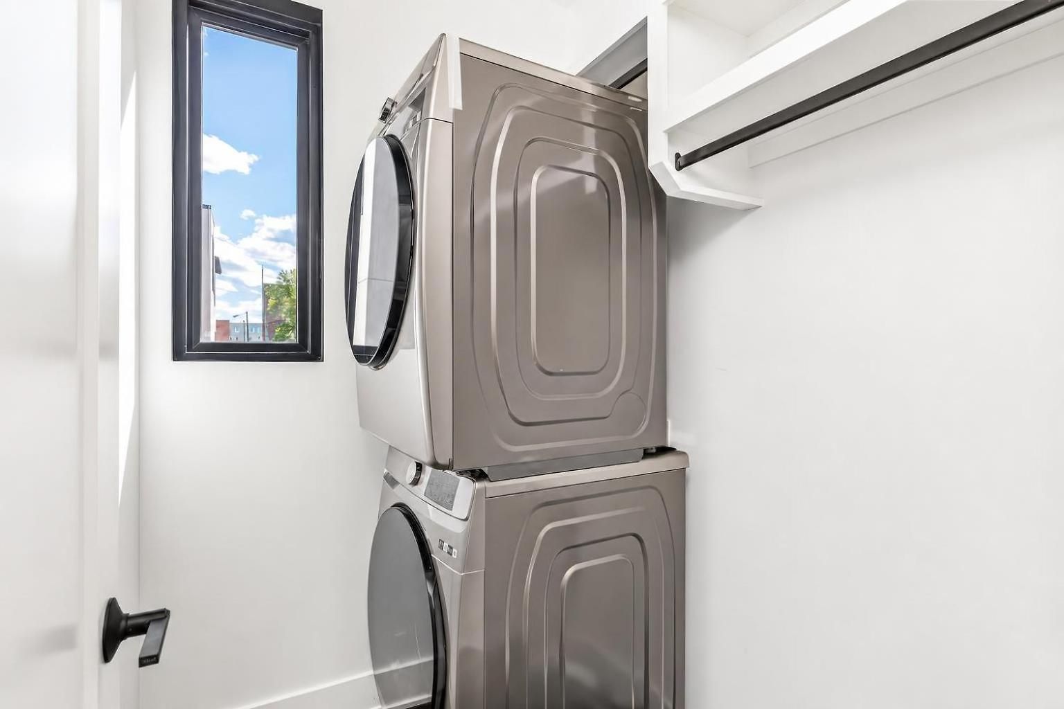 Neon Balcony House - Sleeps 12 Near Broadway
