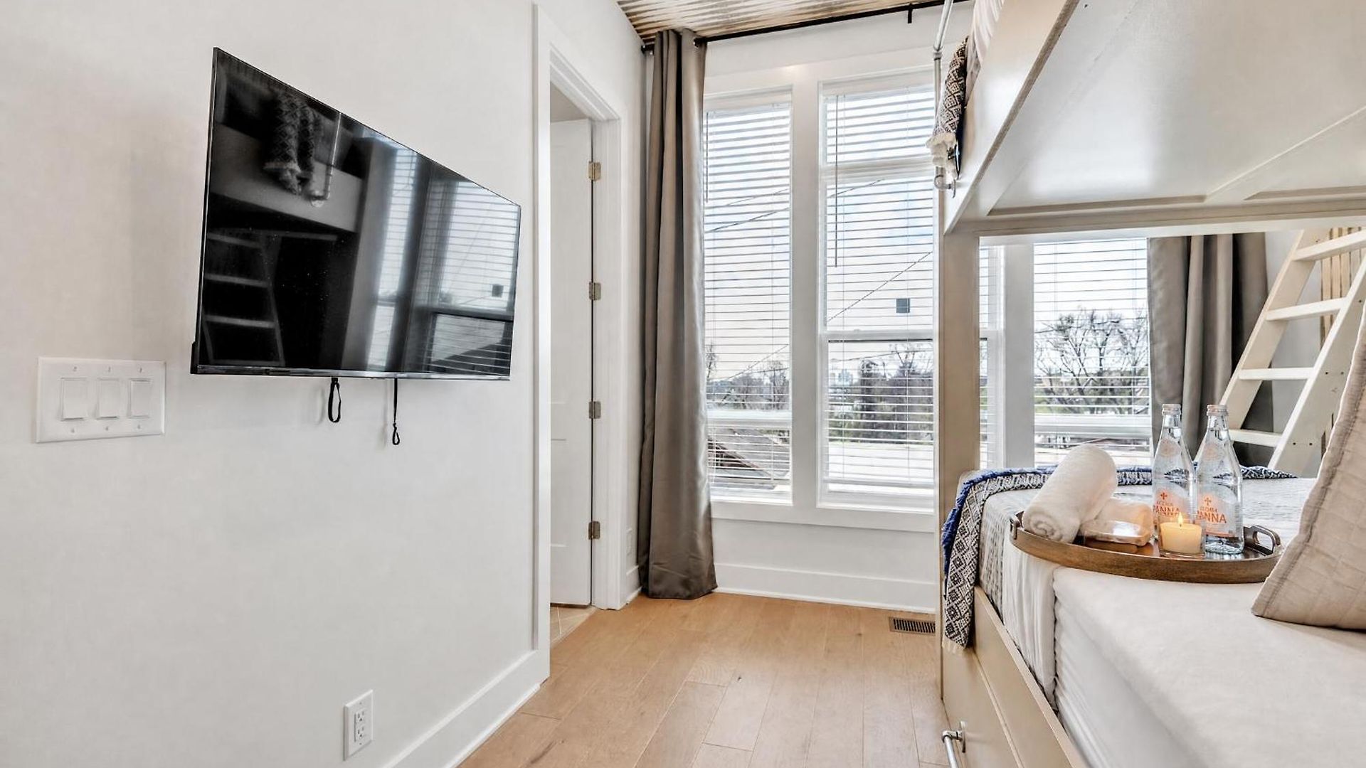 Pet-friendly House Sleeps 12 Near Geodis Park