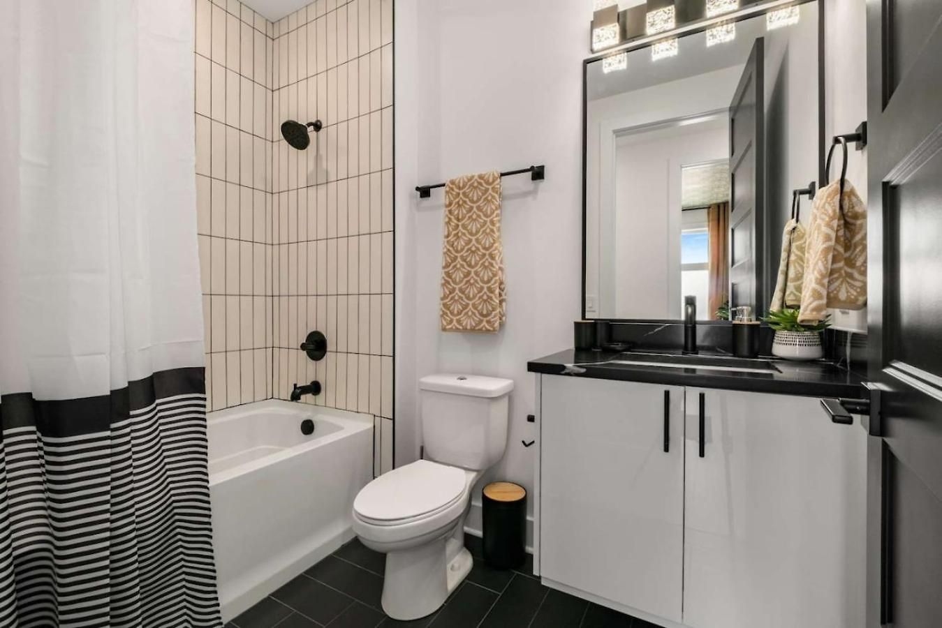 Luxury Living At Velvet And Vinyl Rooftop 6 Beds
