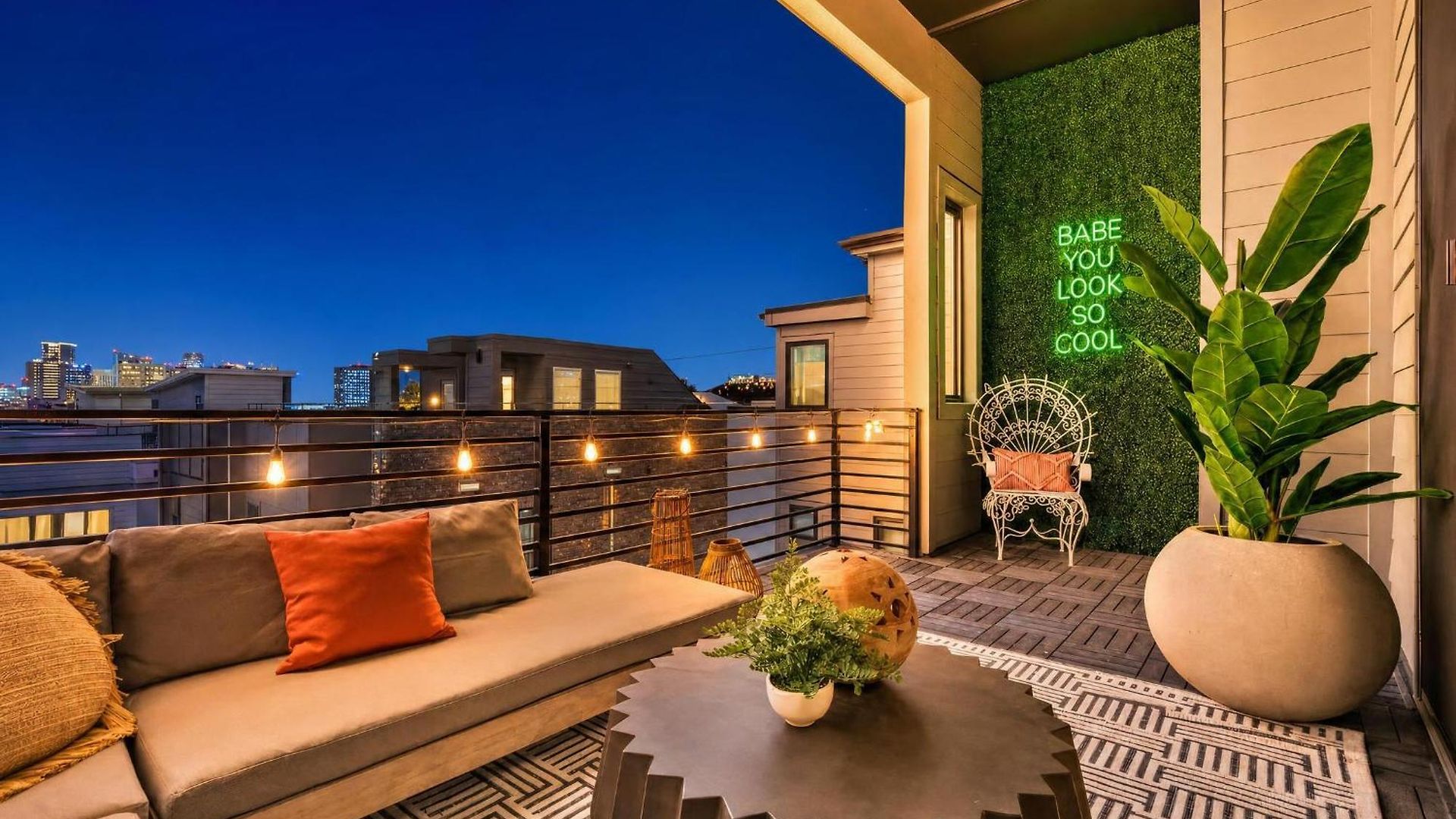 Neon Balcony House - Sleeps 12 Near Broadway Holiday home Nashville