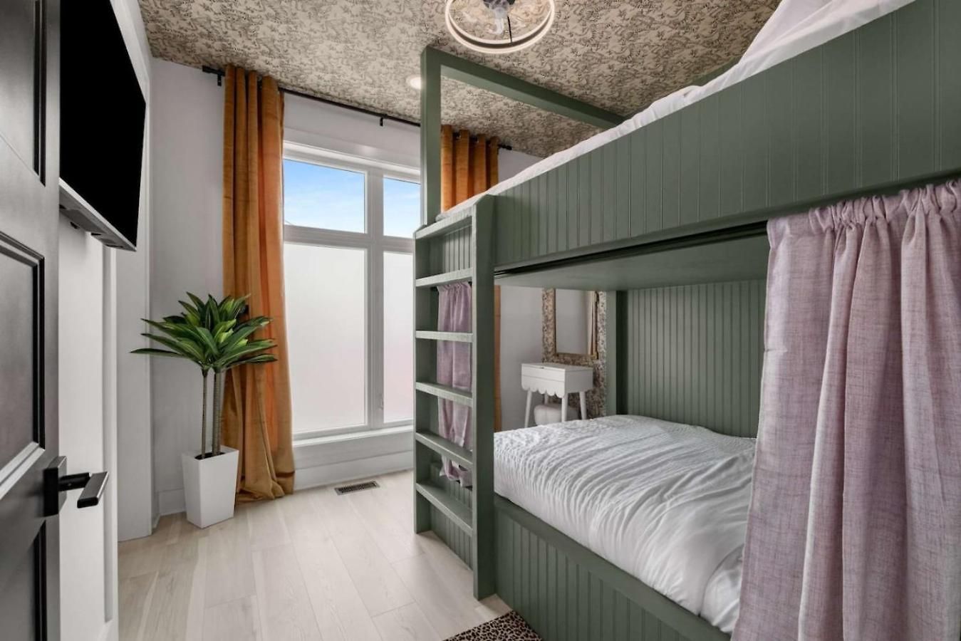 Holiday home Luxury Living At Velvet And Vinyl Rooftop 6 Beds