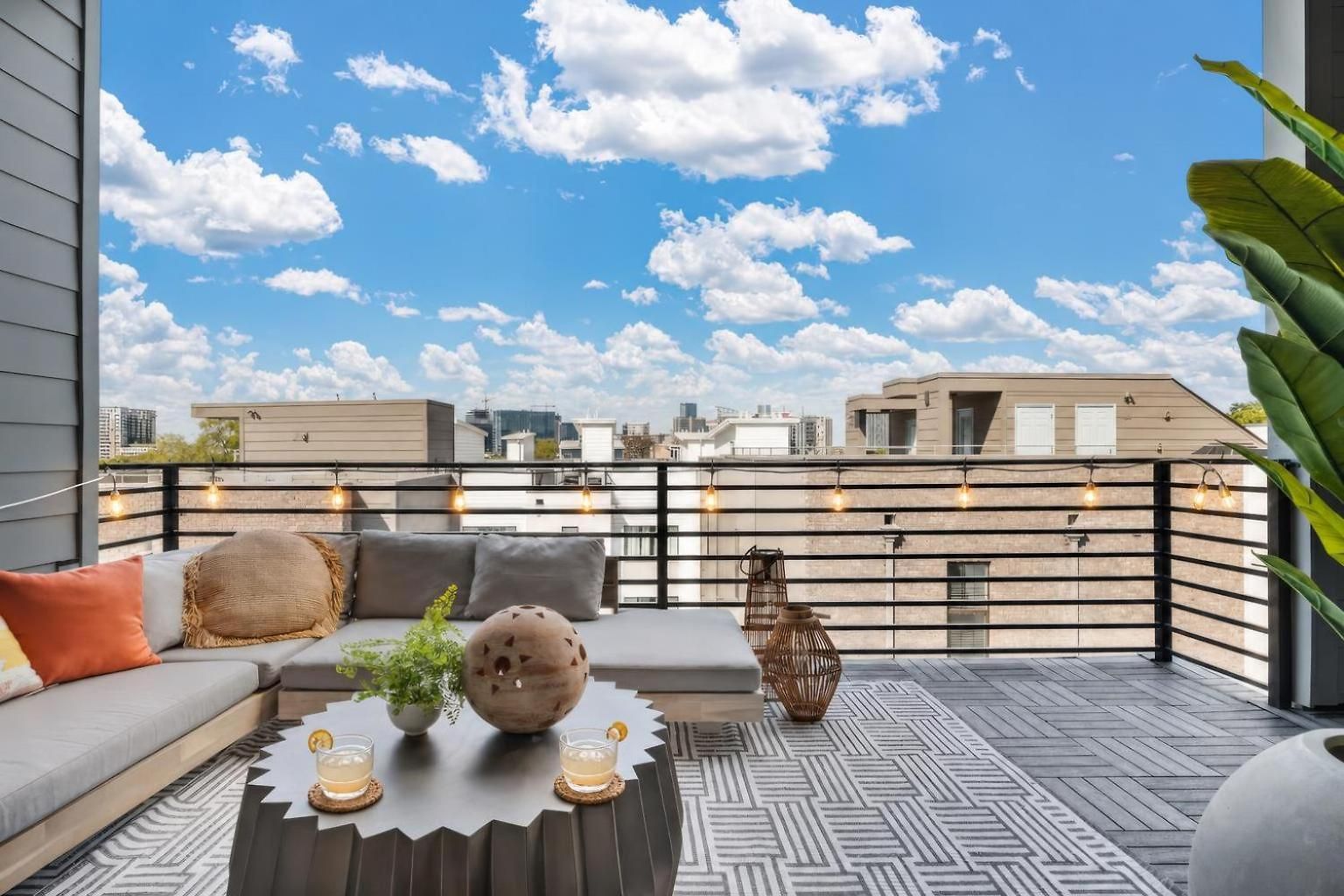 Holiday home Neon Balcony House - Sleeps 12 Near Broadway *