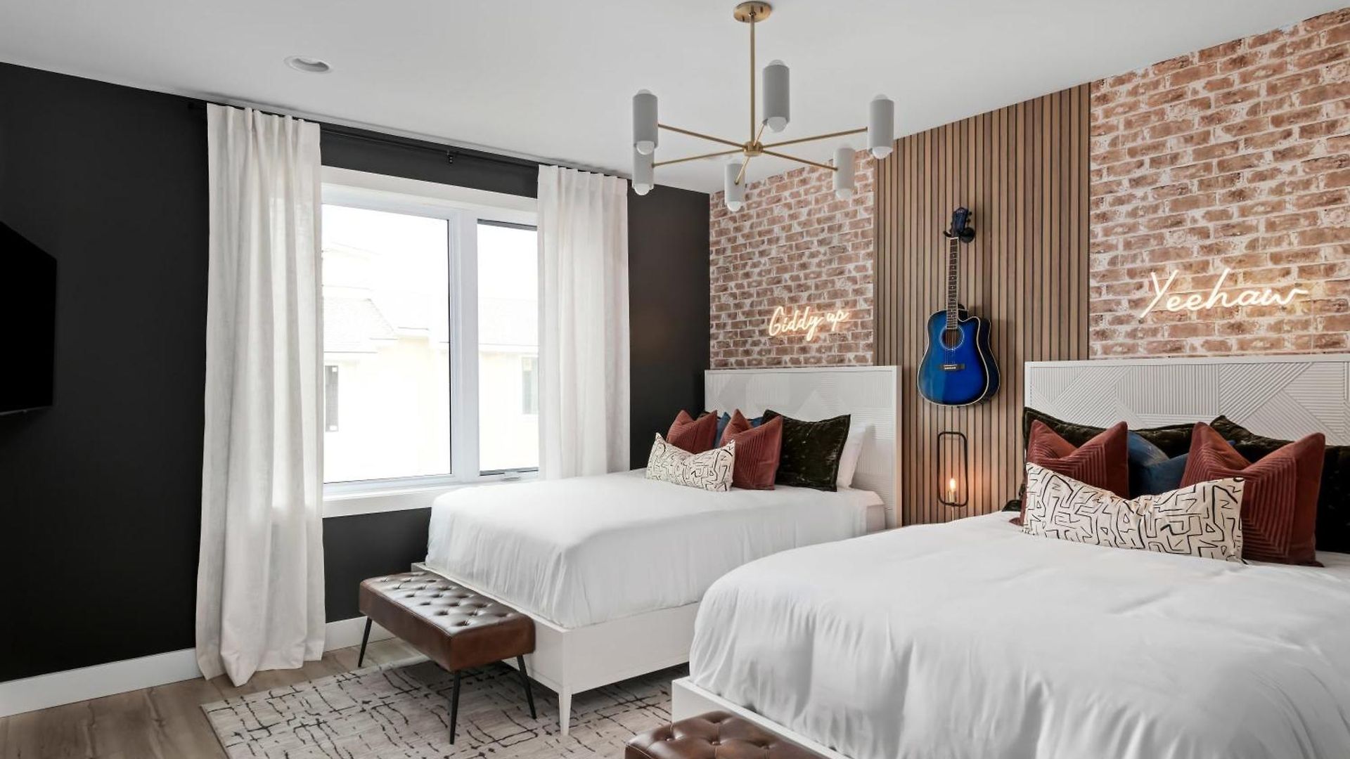 The Hubb House - Relaxing Rooftop Hot Tub Holiday home *