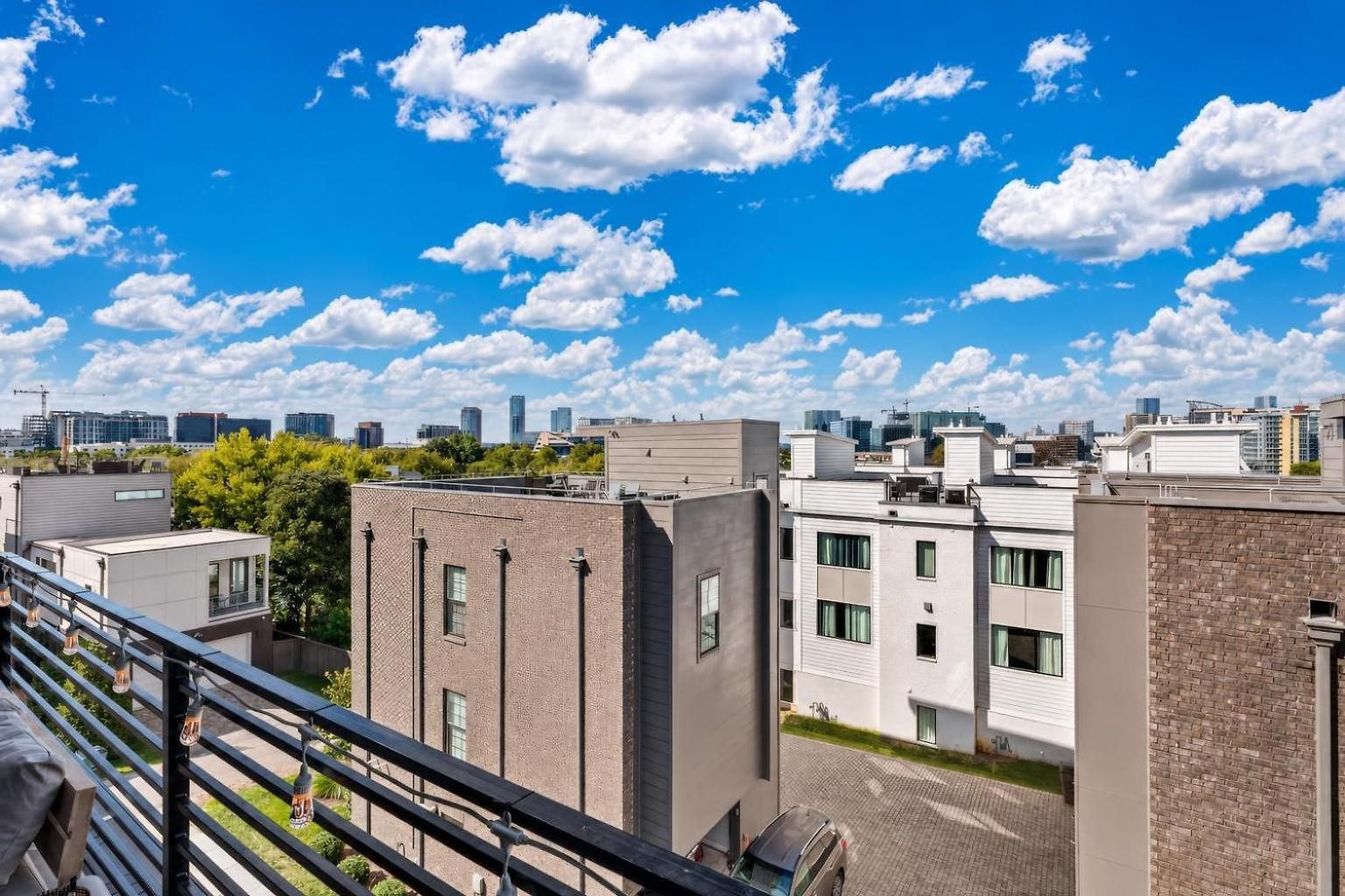 Neon Balcony House - Sleeps 12 Near Broadway Nashville