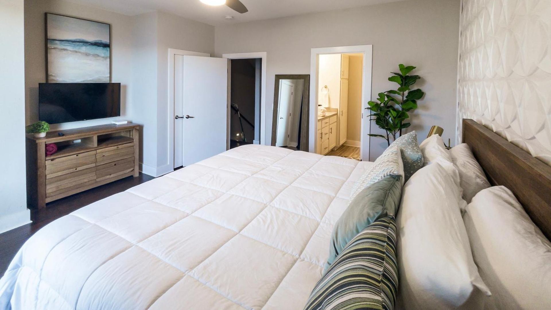 Modern Skyline-view Townhome For Groups Up To 8