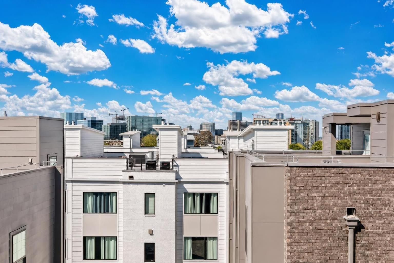 Neon Balcony House - Sleeps 12 Near Broadway Nashville
