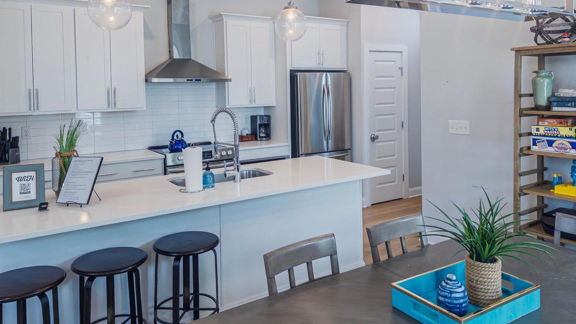 Beautiful Modern Townhome In For Groups & Families